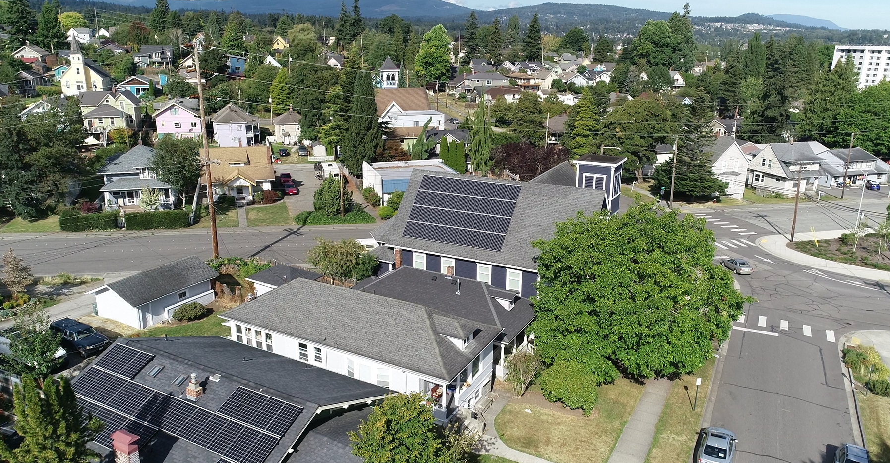 Aerial view of 莉迪亚的地方 rooftop solar panels